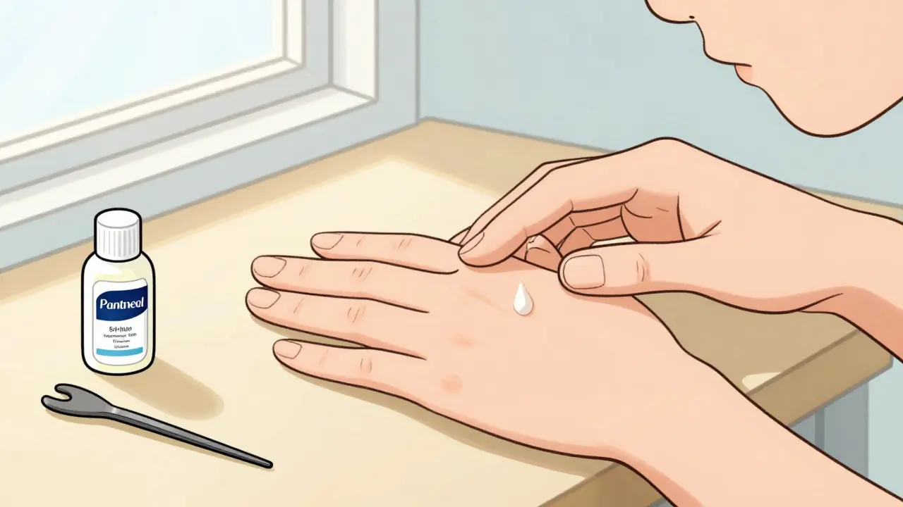 Человек поглаживает ладонь, рядом — крем и здоровый ноготь.